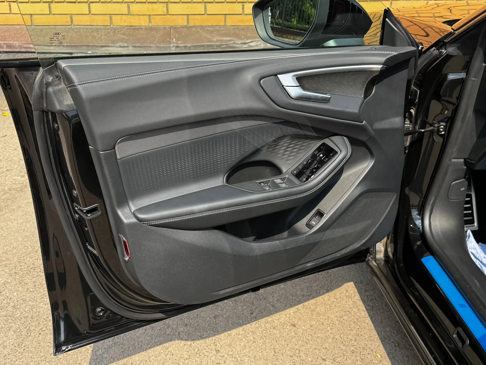 Audi A5L 2026 — отделка двери