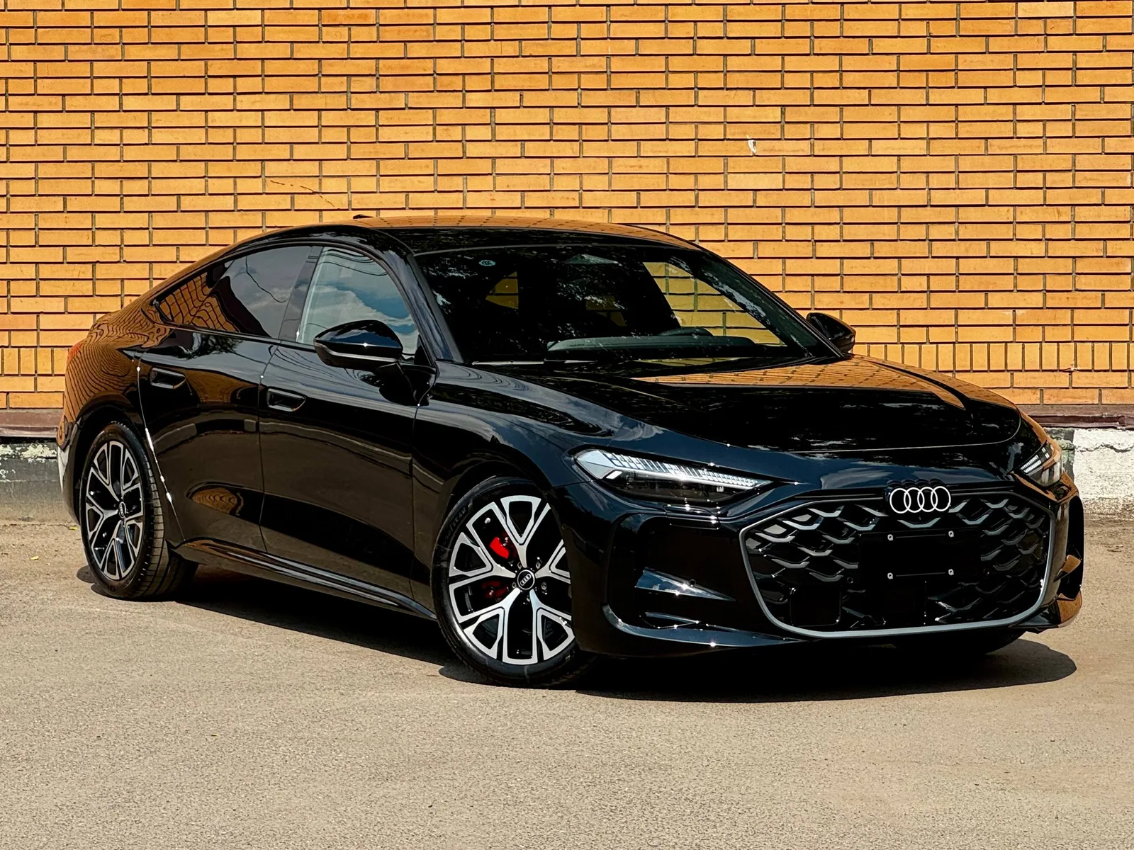 Audi A5L 2026 — вид спереди три четверти справа