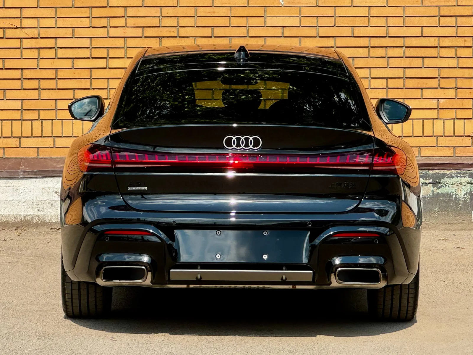 Audi A5L 2026 — вид сзади и сквозная LED-оптика