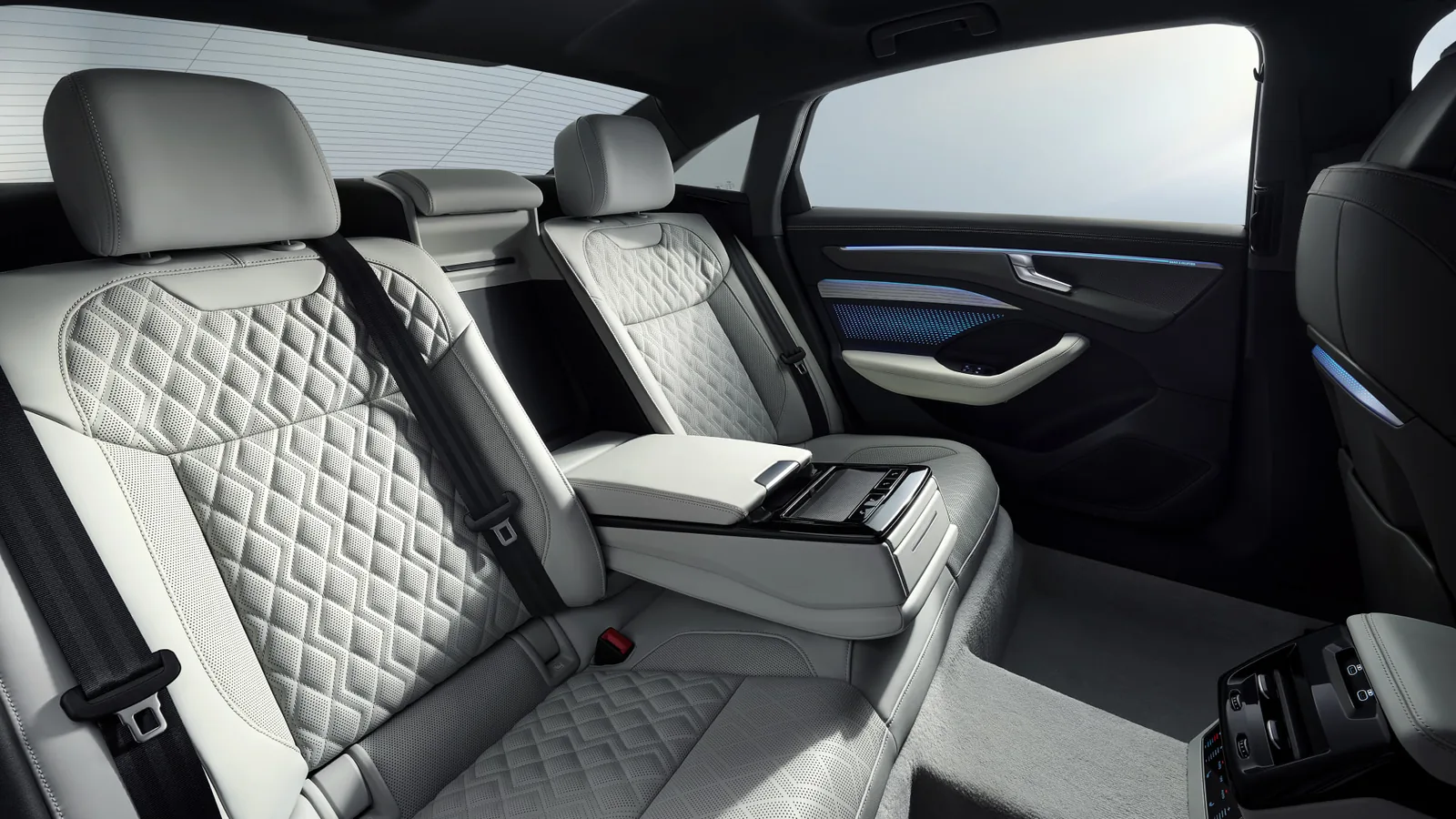 Задний ряд Audi A6L 2026 — представительский простор