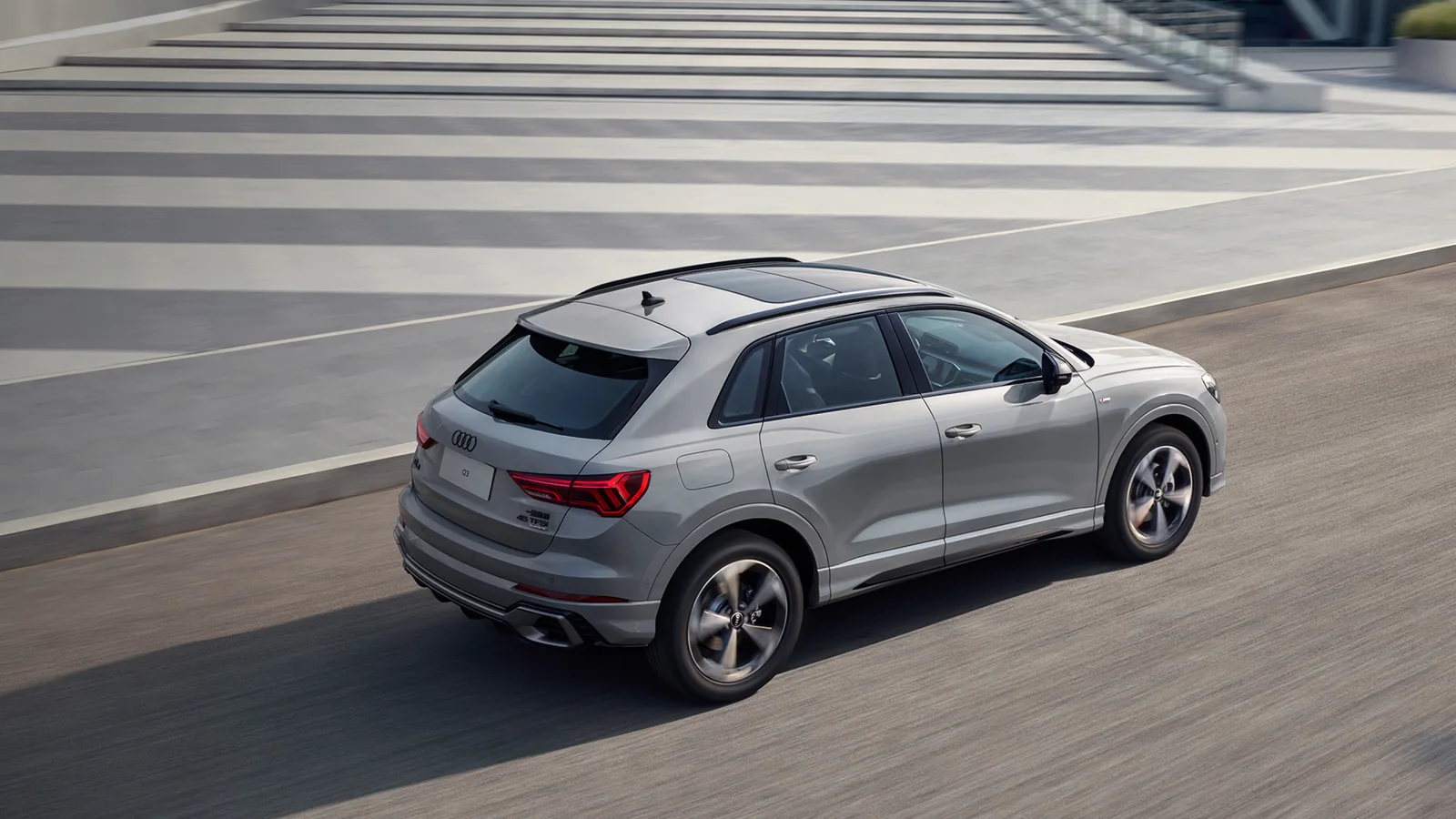 Audi Q3 2026 — вид сзади три четверти в движении