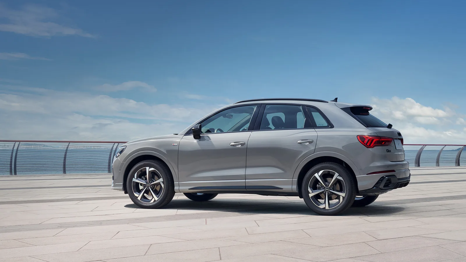 Audi Q3 2026 — вид сзади три четверти на набережной