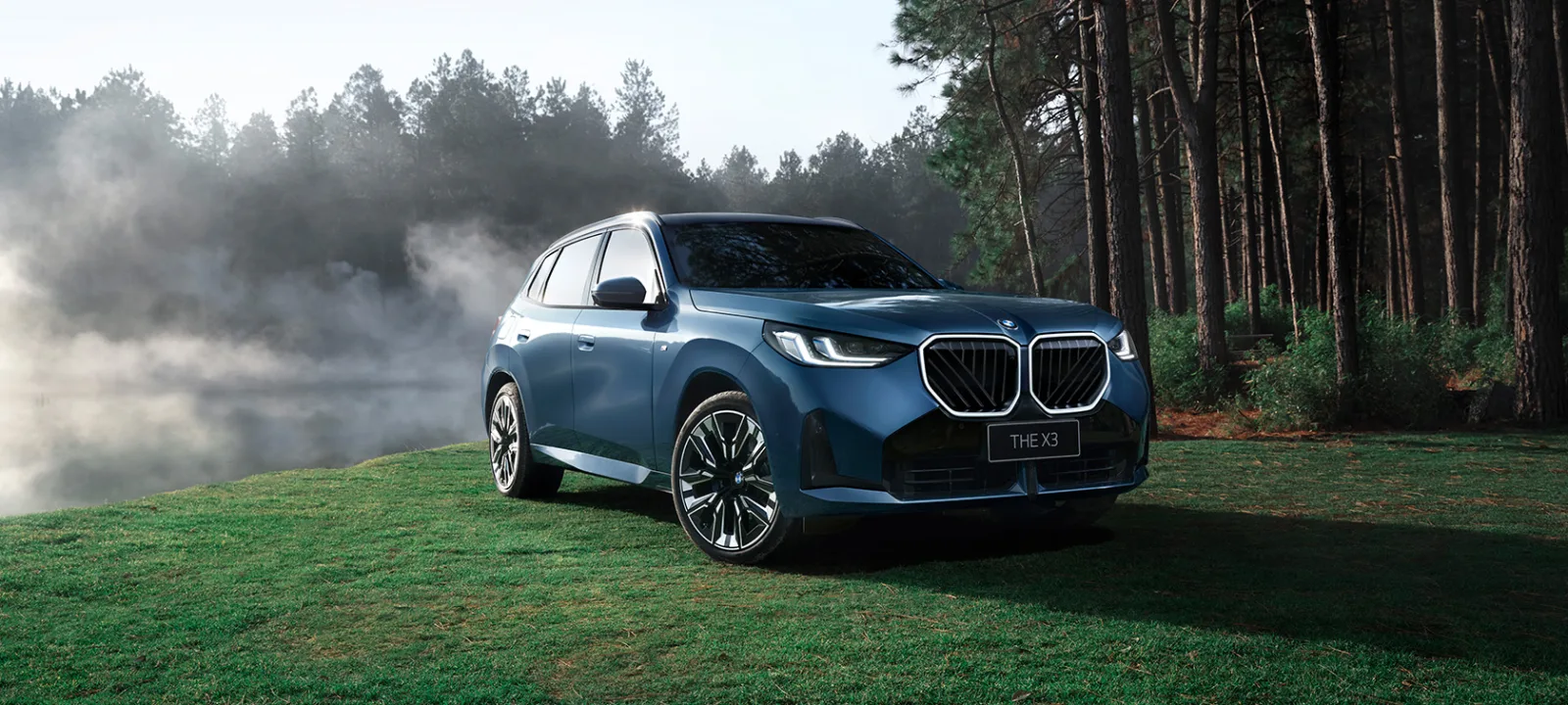 BMW X3 2026 синего цвета — вид сбоку