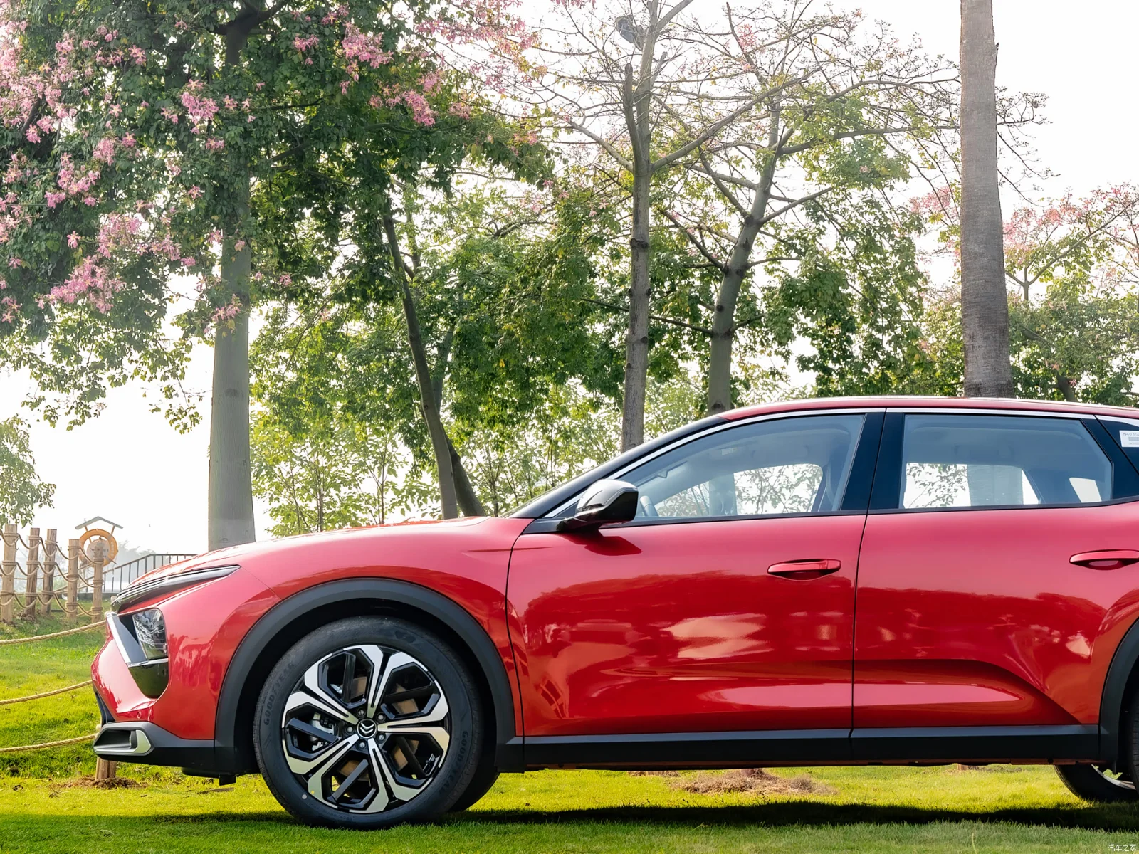 Citroen C5 X — вид сбоку, силуэт лифтбека