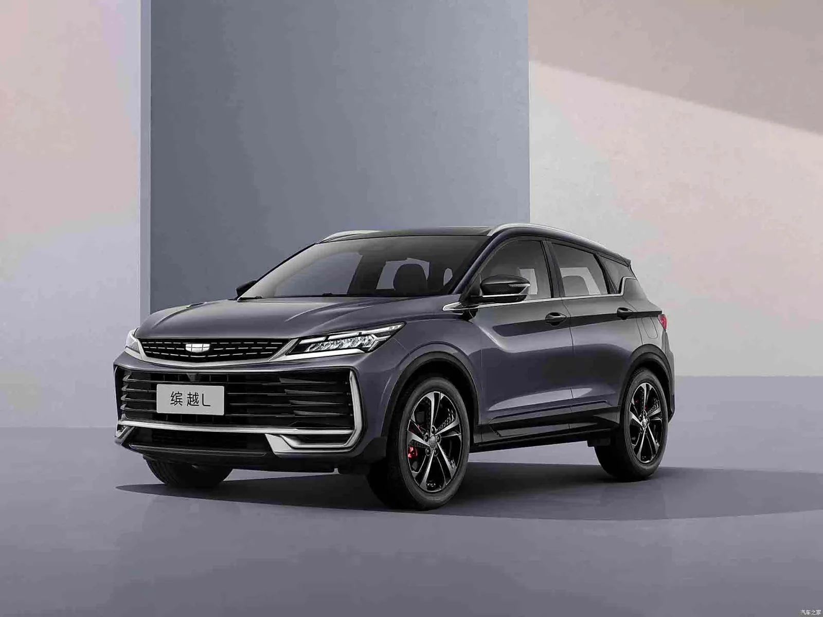 Geely Coolray 2026 тёмного цвета — вид спереди три четверти