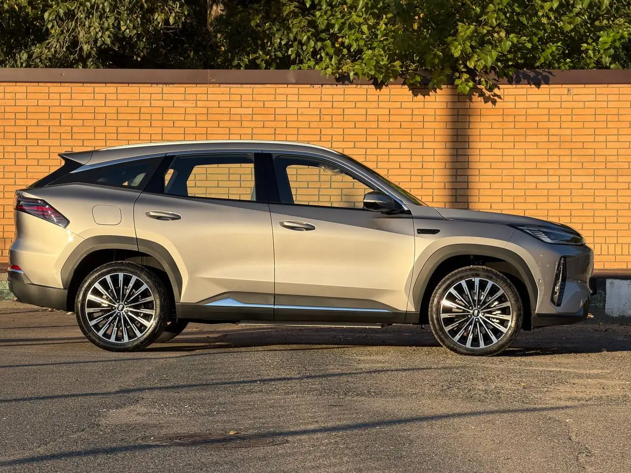 Geely Galaxy M7 2026 — вид сбоку в профиль