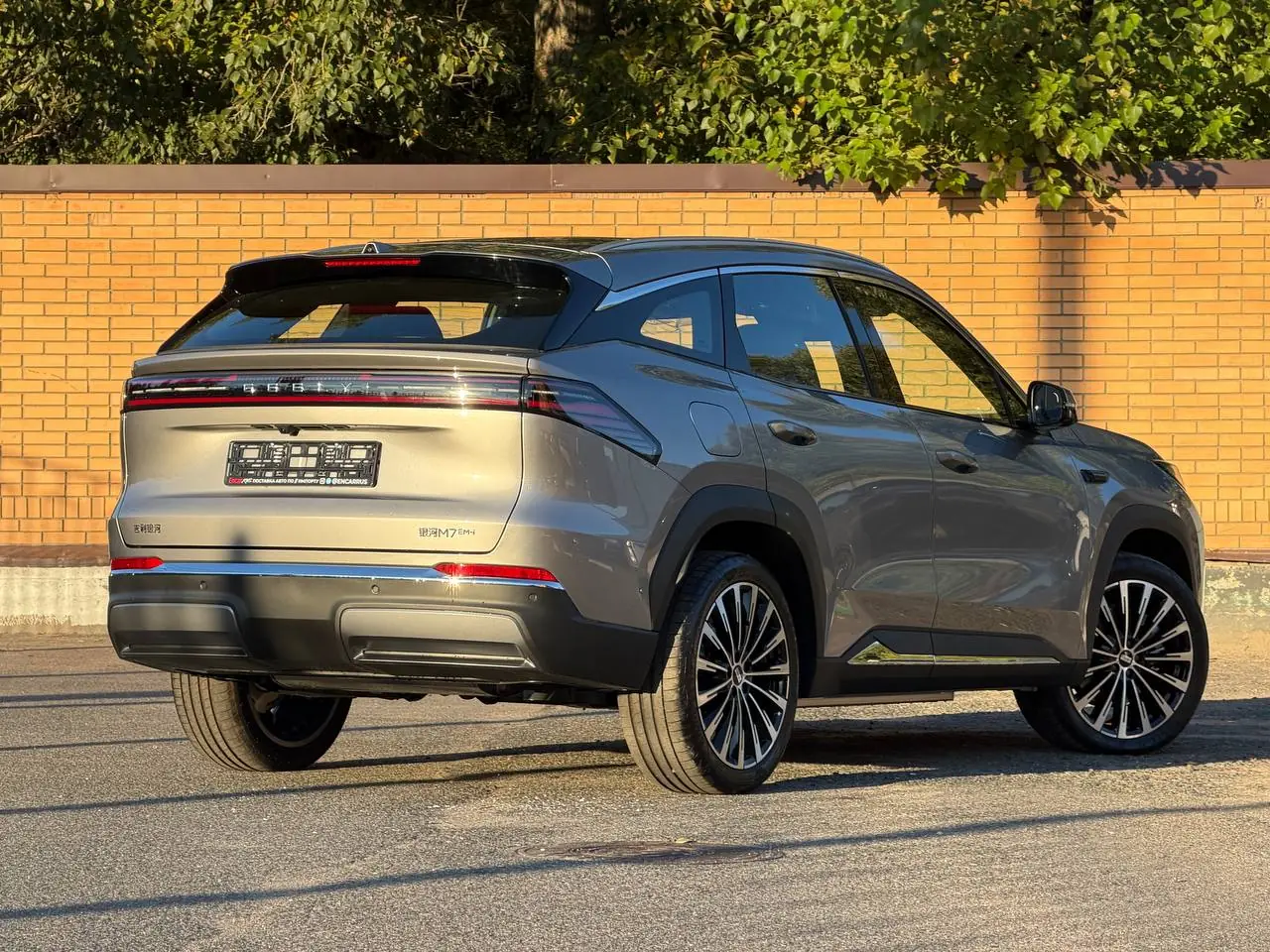Geely Galaxy M7 2026 — вид сзади три четверти