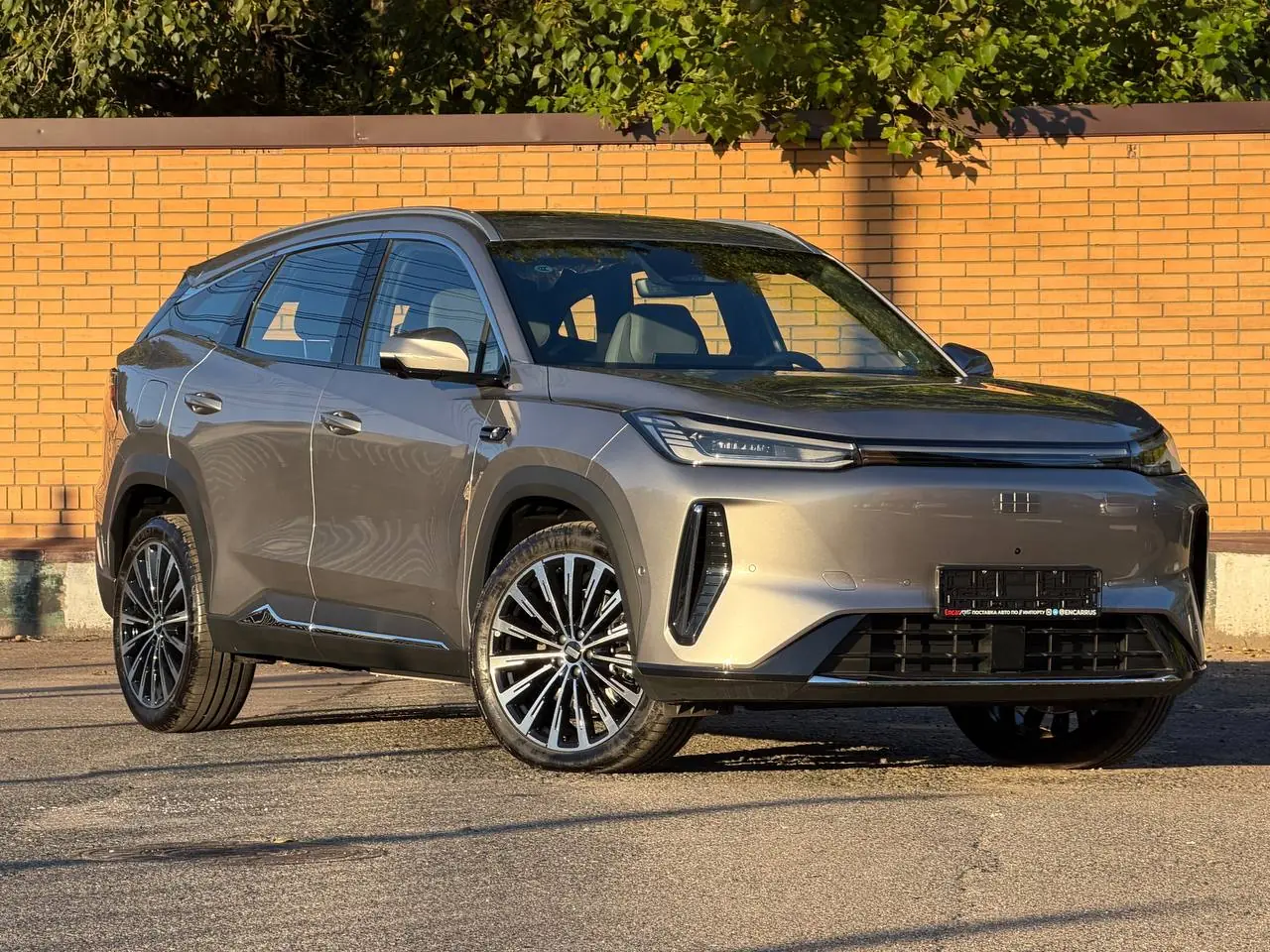 Geely Galaxy M7 2026 — гибридный кроссовер, вид спереди три четверти