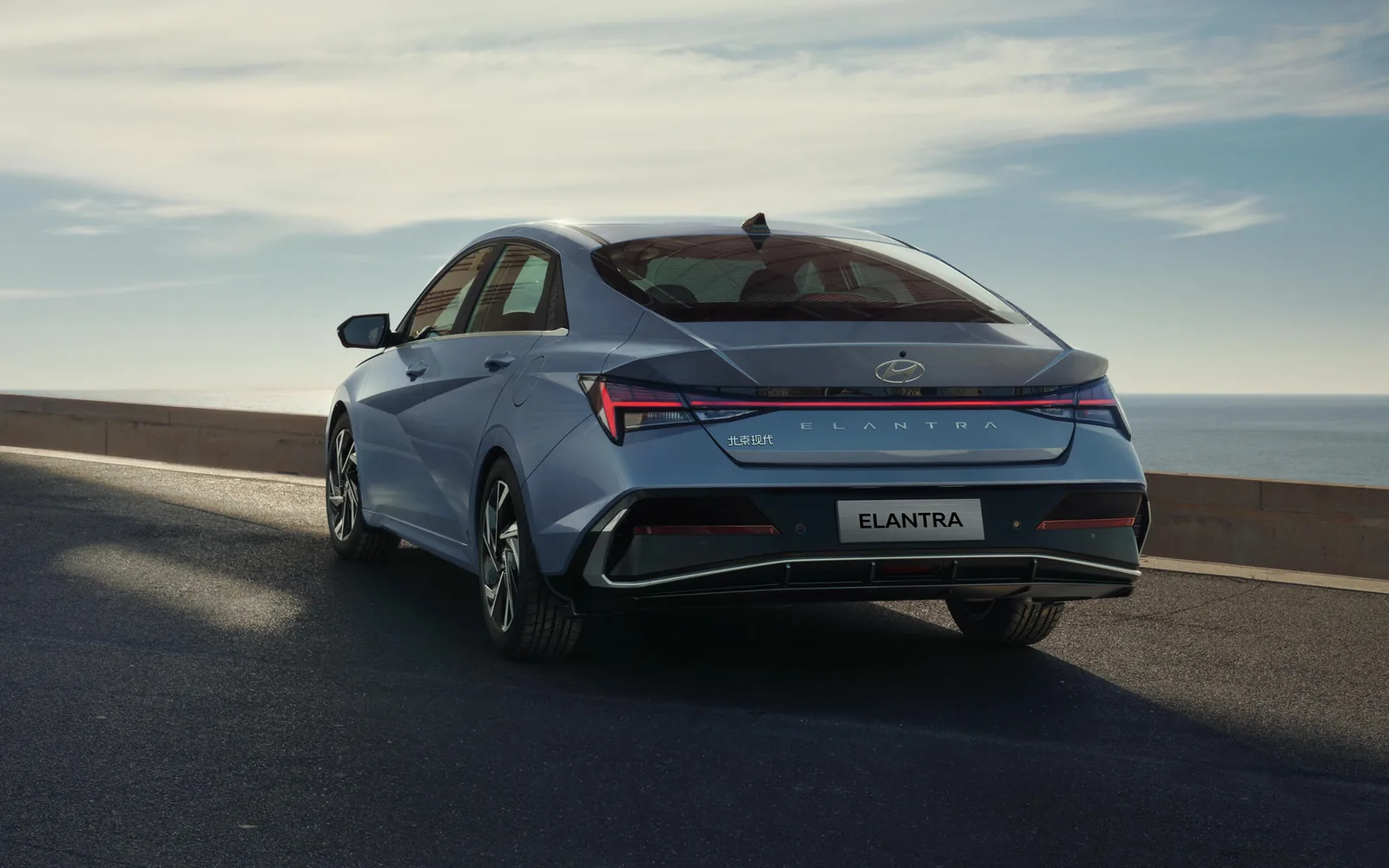 Hyundai Elantra 2025 — вид сзади