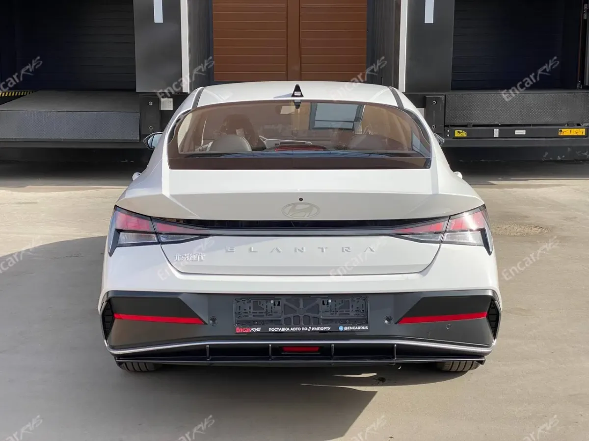 Hyundai Elantra 2026 — вид сзади