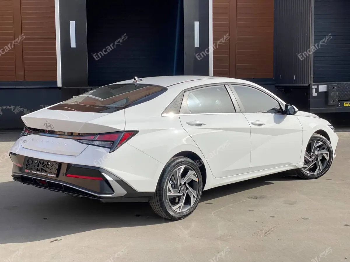 Hyundai Elantra 2026 — вид сбоку