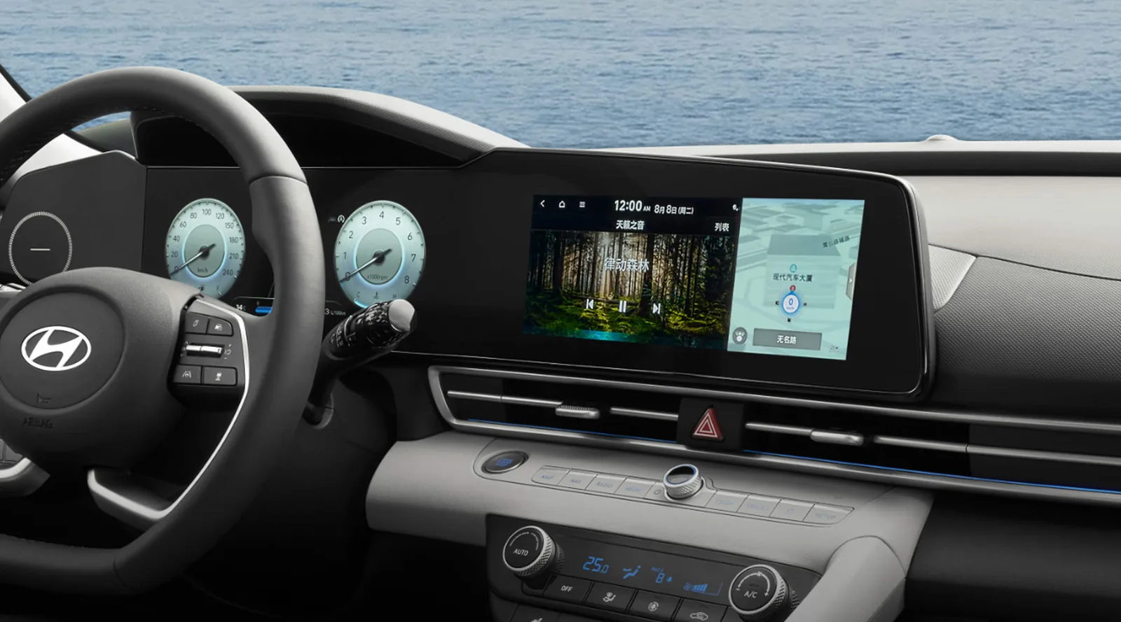Кокпит Hyundai Elantra 2025 — сдвоенный экран