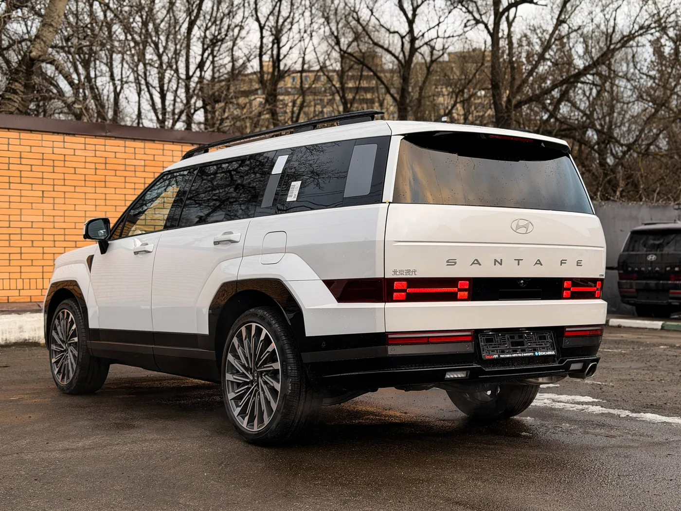 Hyundai Santa Fe 2026 — корма три четверти, другой ракурс