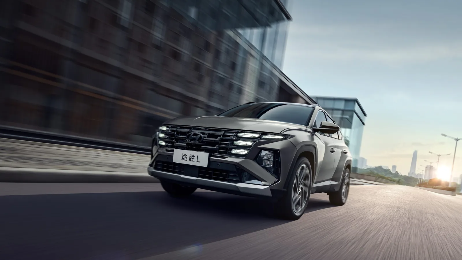 Hyundai Tucson L 2026 — вид спереди три четверти в городе