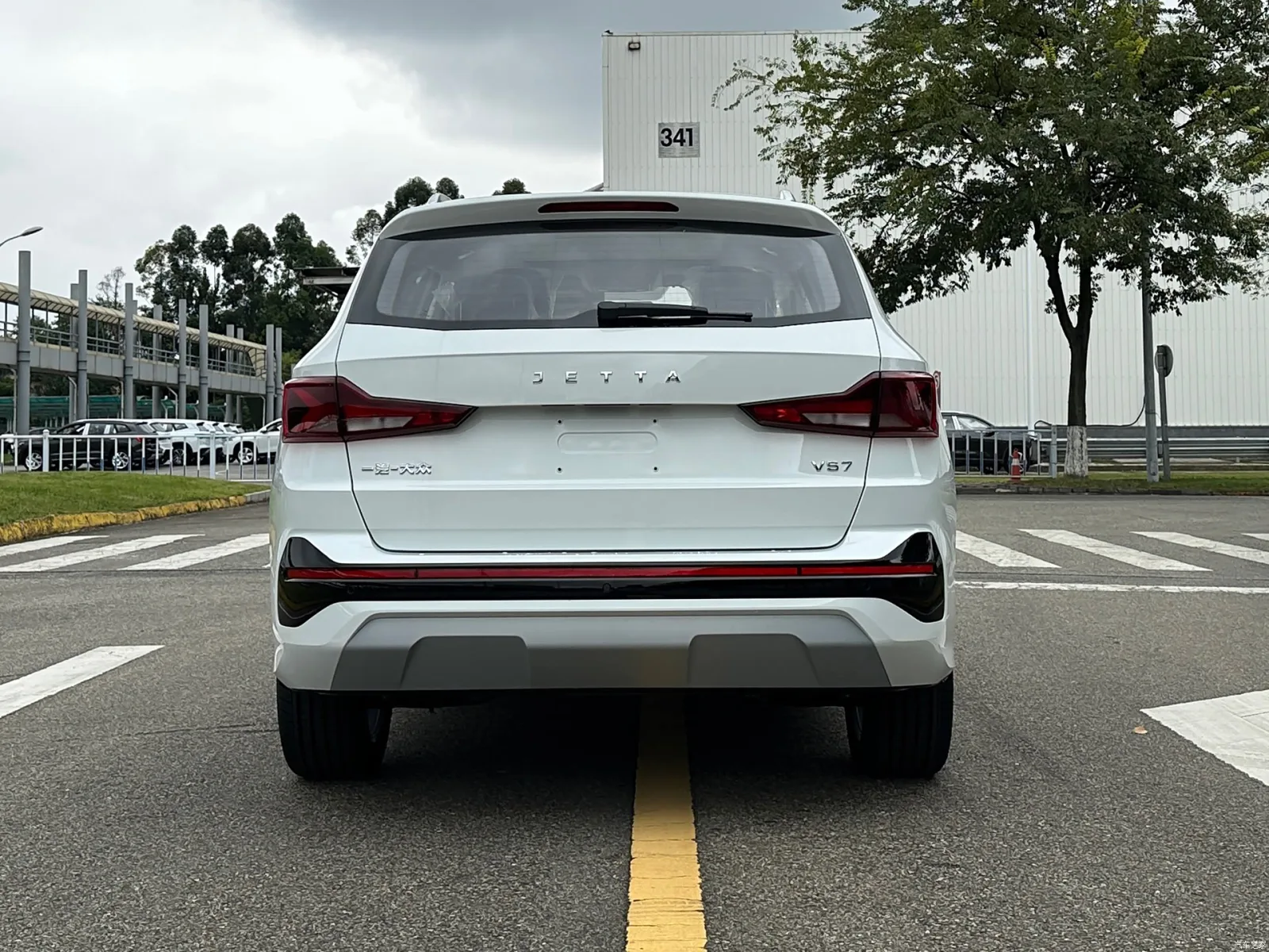 Jetta VS7 2026 белого цвета — вид сзади