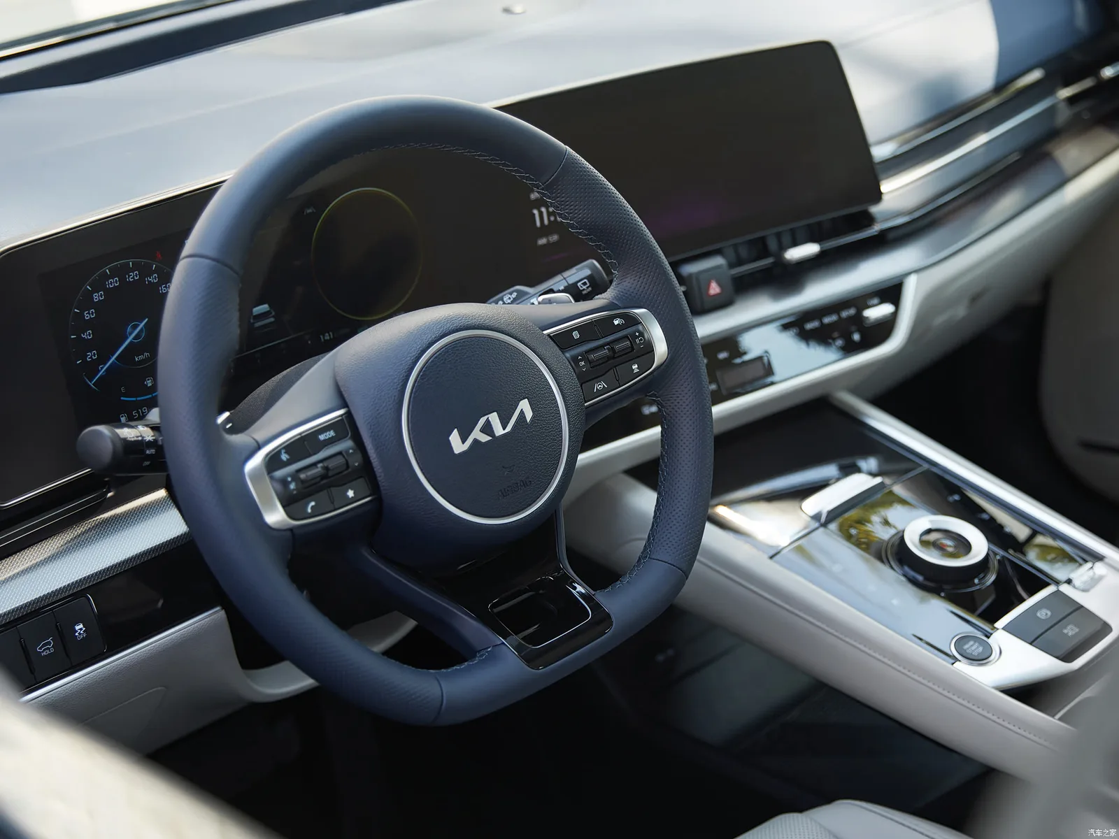 Kia Sportage 2026 — кокпит с двумя экранами 12,3 дюйма