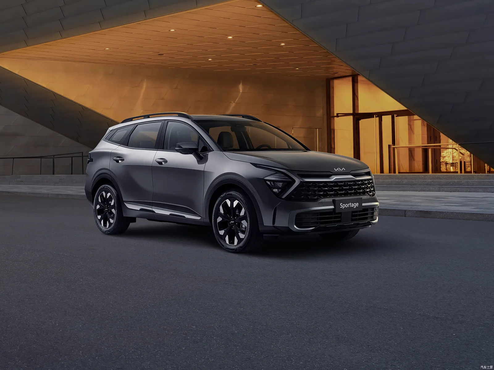 Kia Sportage 2026 — у входа в отель