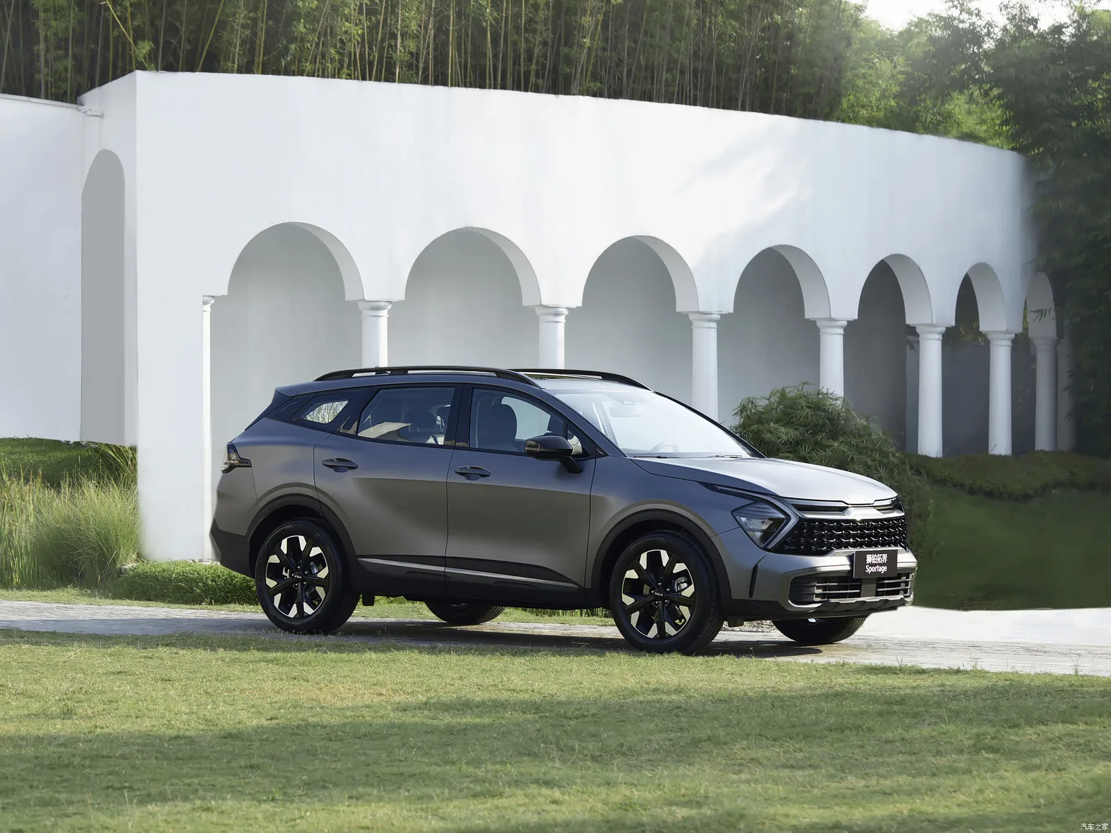 Kia Sportage 2026 — вид три четверти у арок