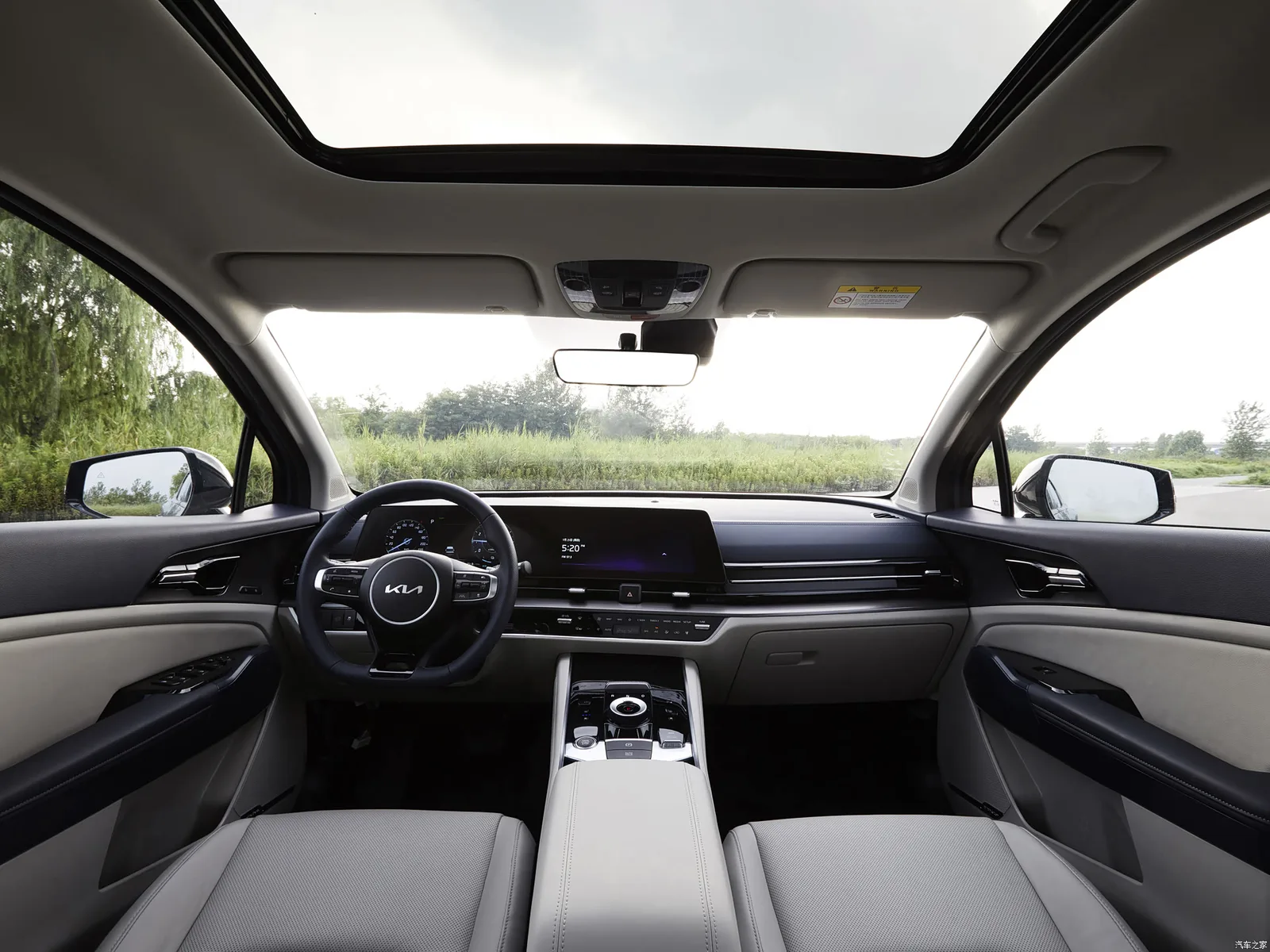 Салон Kia Sportage 2026 — светлый интерьер