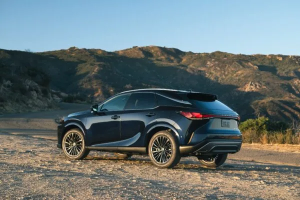 Lexus RX 2026 — вид сзади три четверти