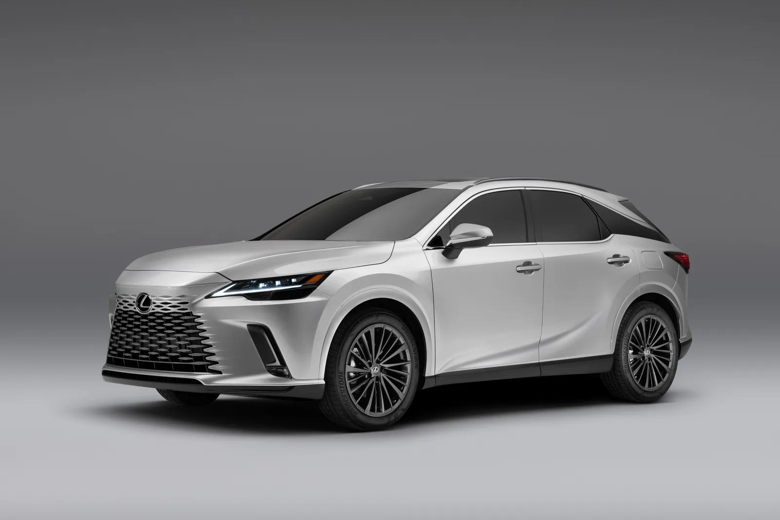 Lexus RX 2026 — студийное фото, вид спереди три четверти