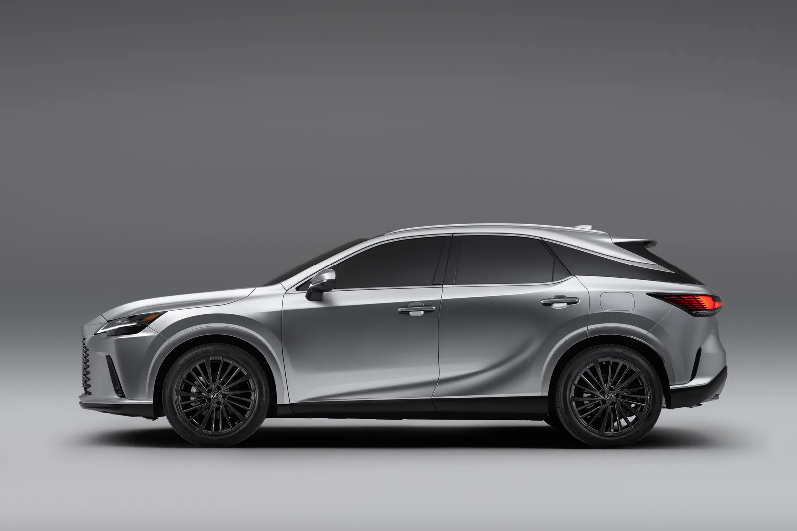 Lexus RX 2026 — студийное фото, вид сбоку
