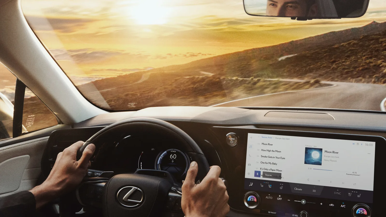 Lexus RX 2026 — руль и приборная панель