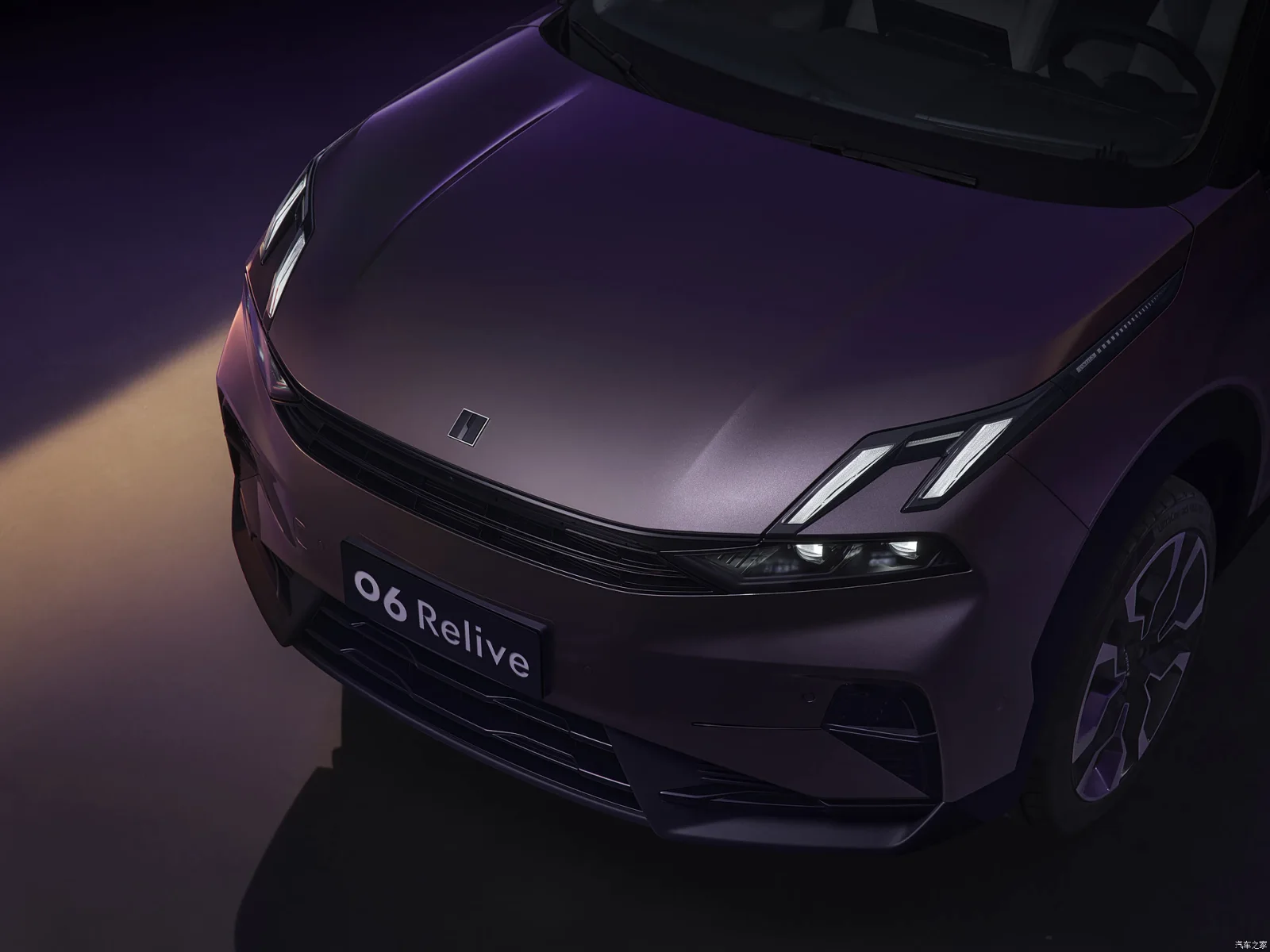 Светодиодная оптика и капот Lynk & Co 06 2026