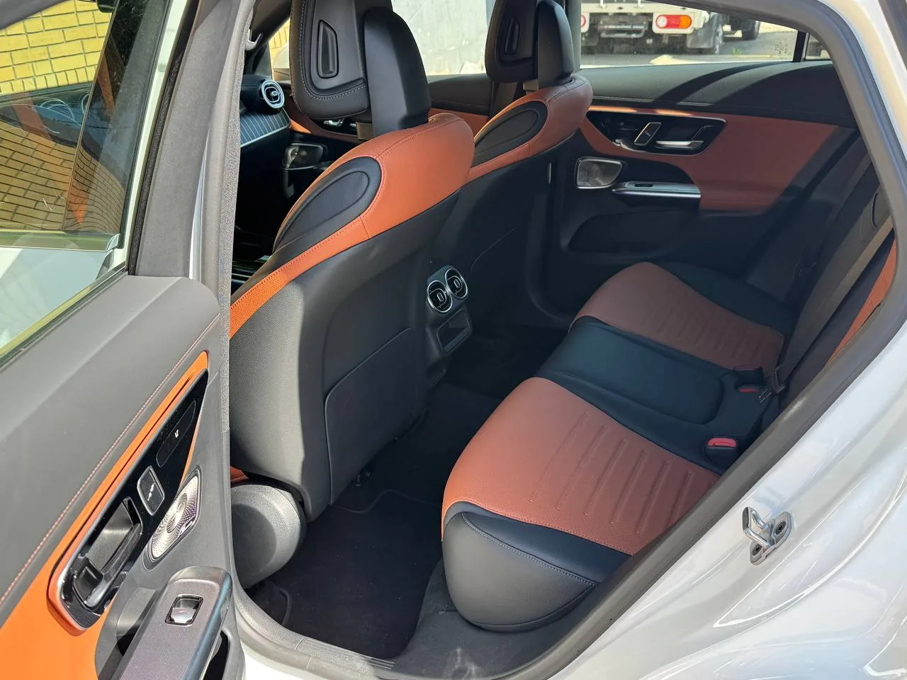 Задний ряд Mercedes-Benz GLC Coupe — рыжая кожа