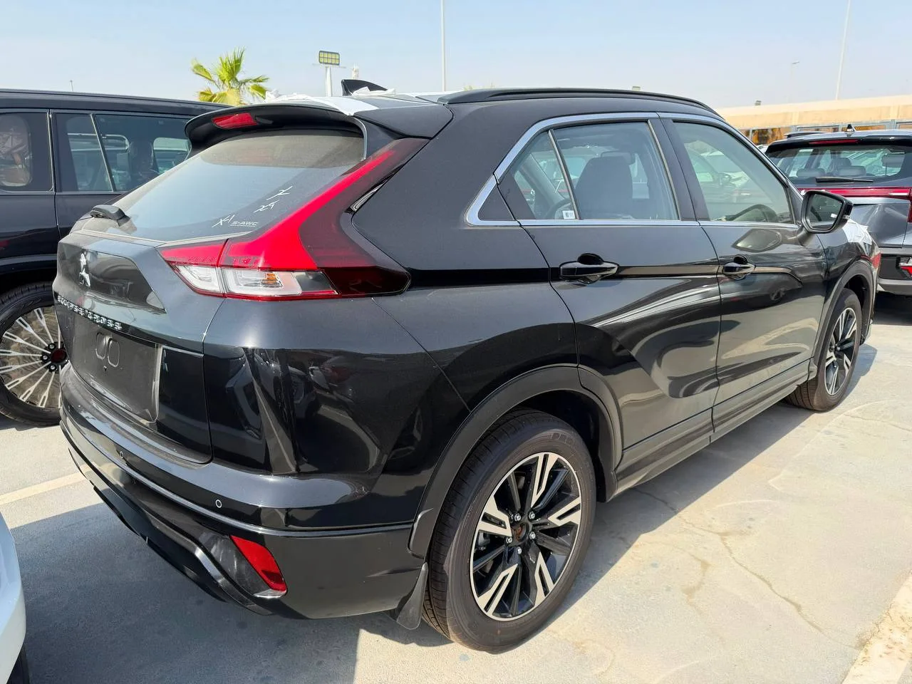 Mitsubishi Eclipse Cross 2026 чёрный — корма три четверти