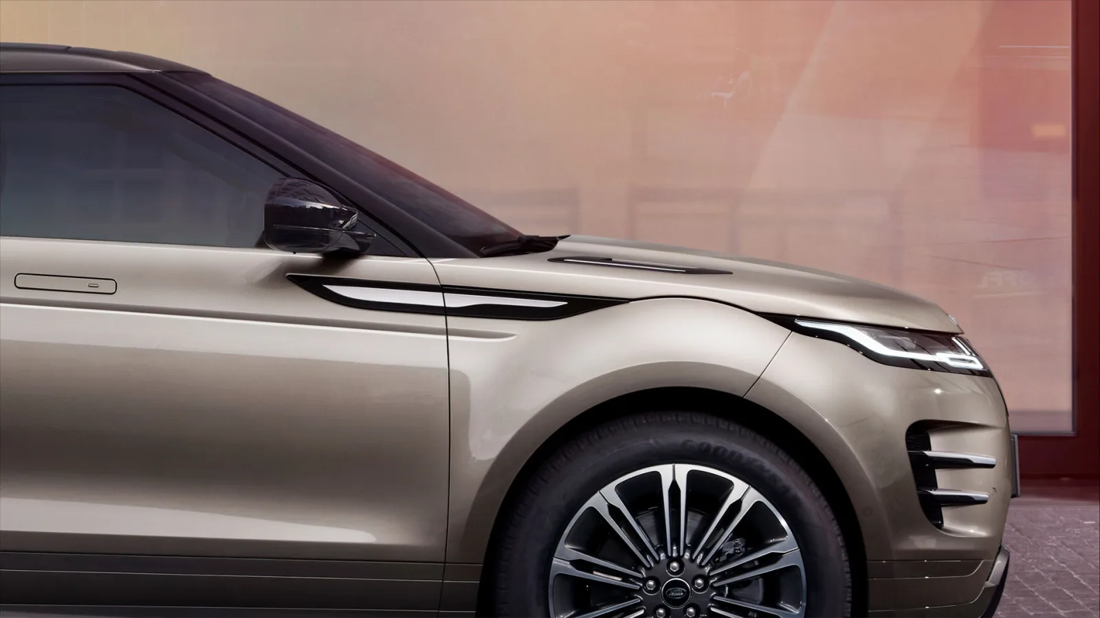 Range Rover Evoque L 2026 — вид спереди три четверти, светлый кузов