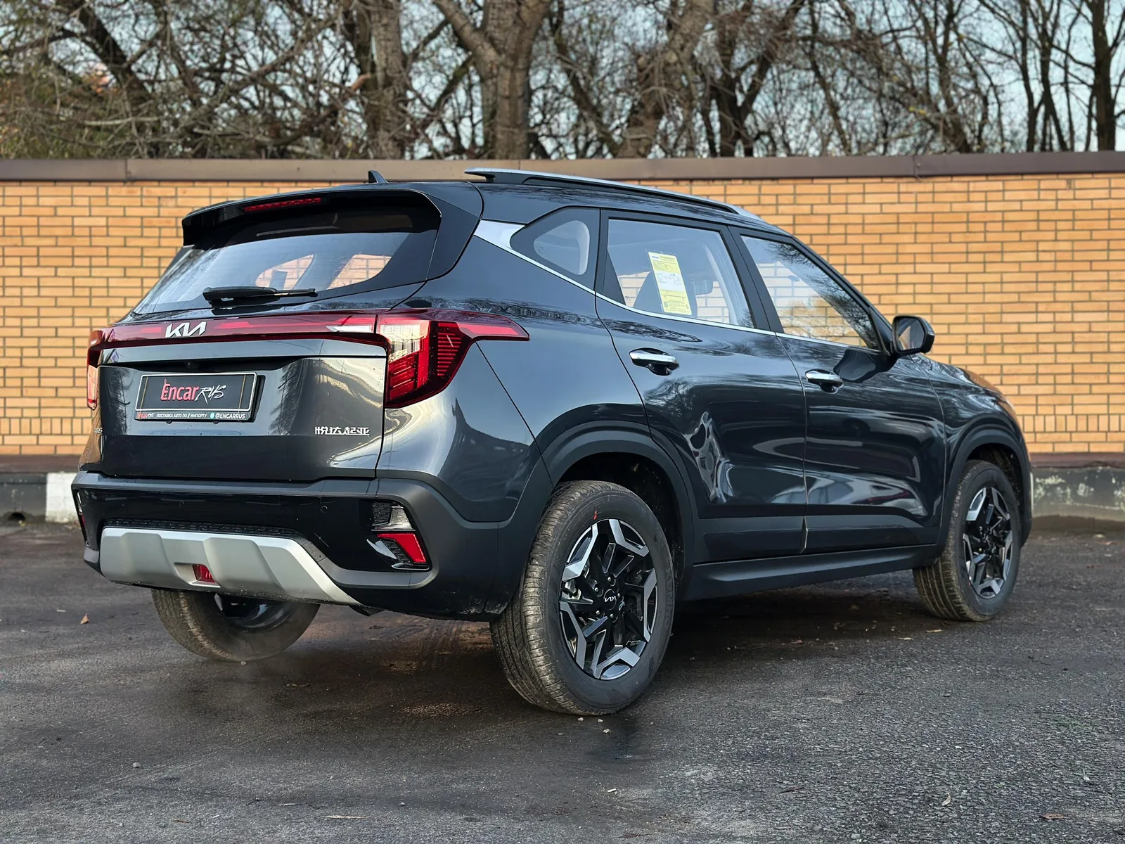 Kia Seltos 2026 — вид сзади 3/4
