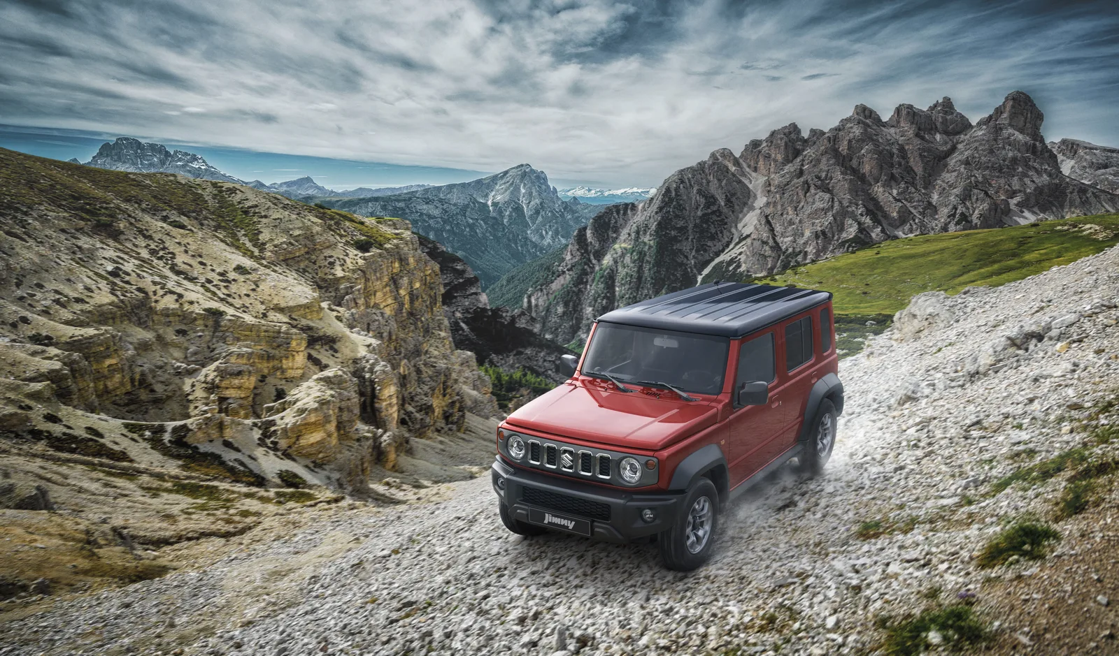Suzuki Jimny 5-дверный 2026 — вид спереди, горы