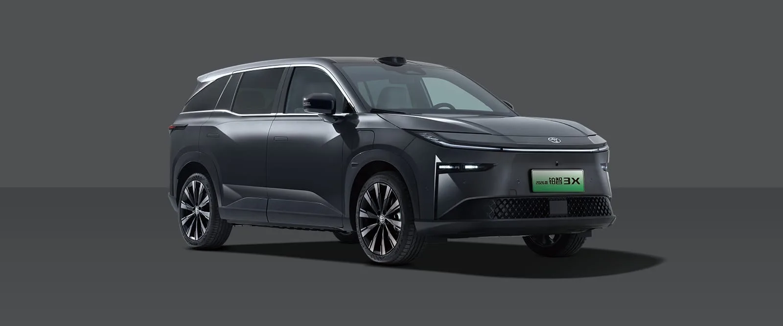 Toyota bZ3X 2026 в тёмно-сером цвете
