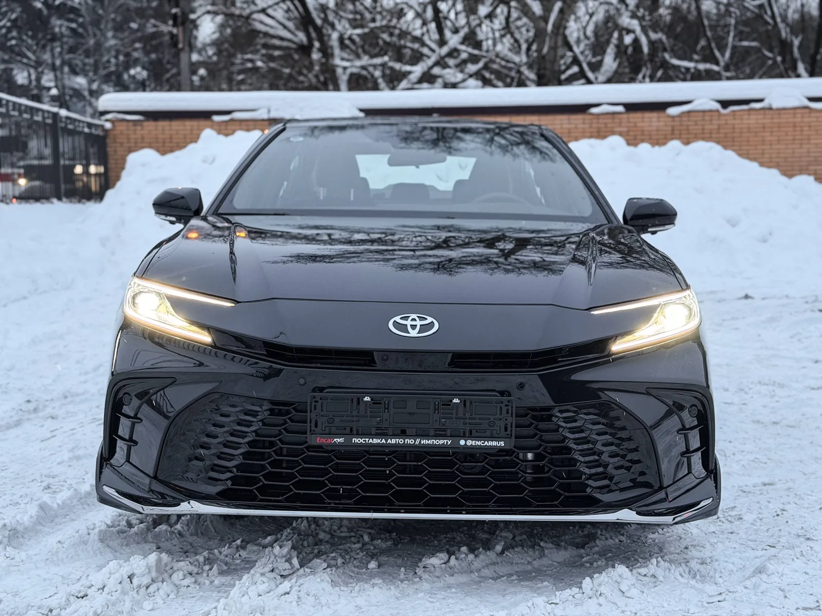 Toyota Camry 2026 — фронтальный вид