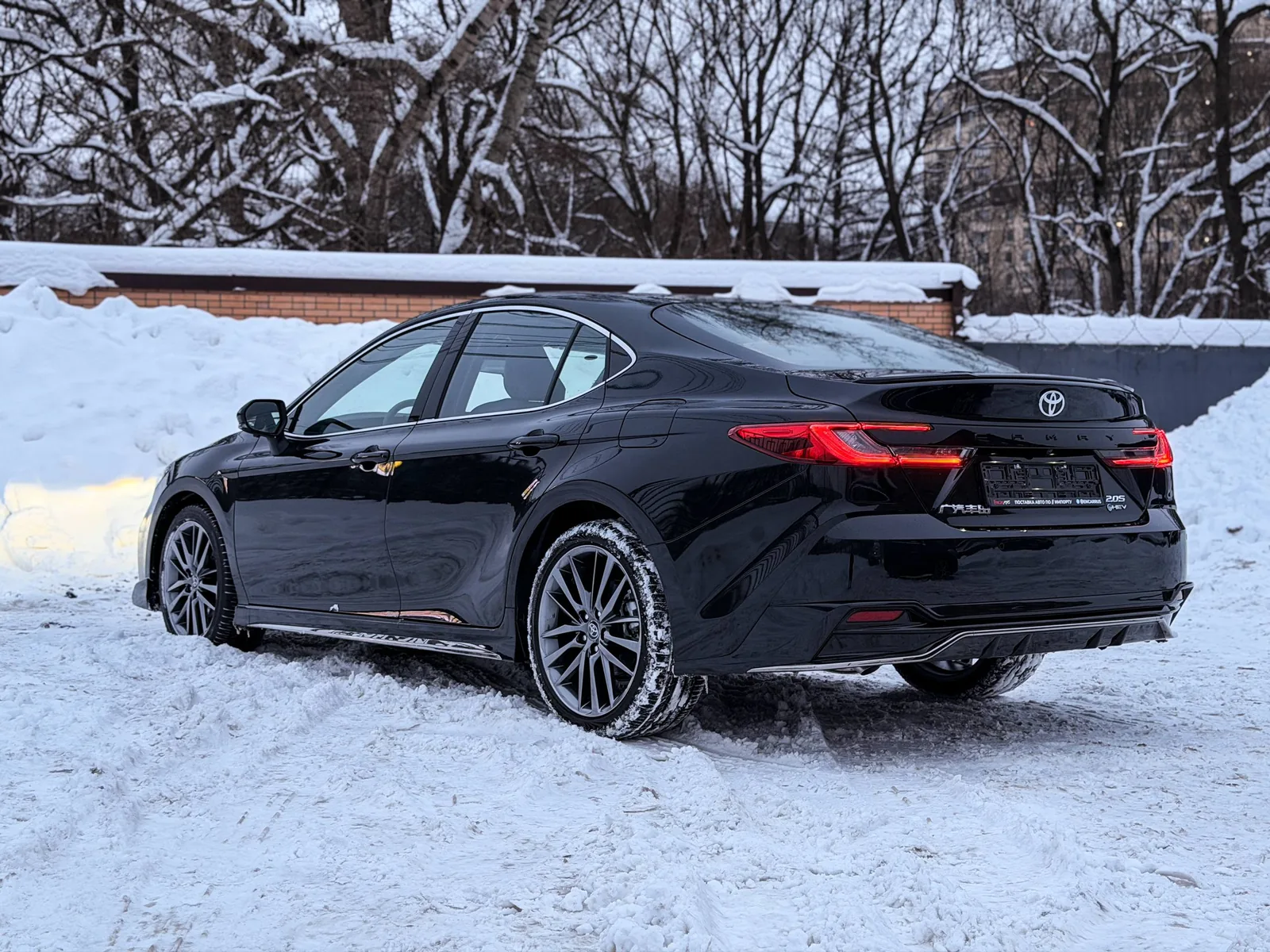 Toyota Camry 2026 — вид сзади-сбоку