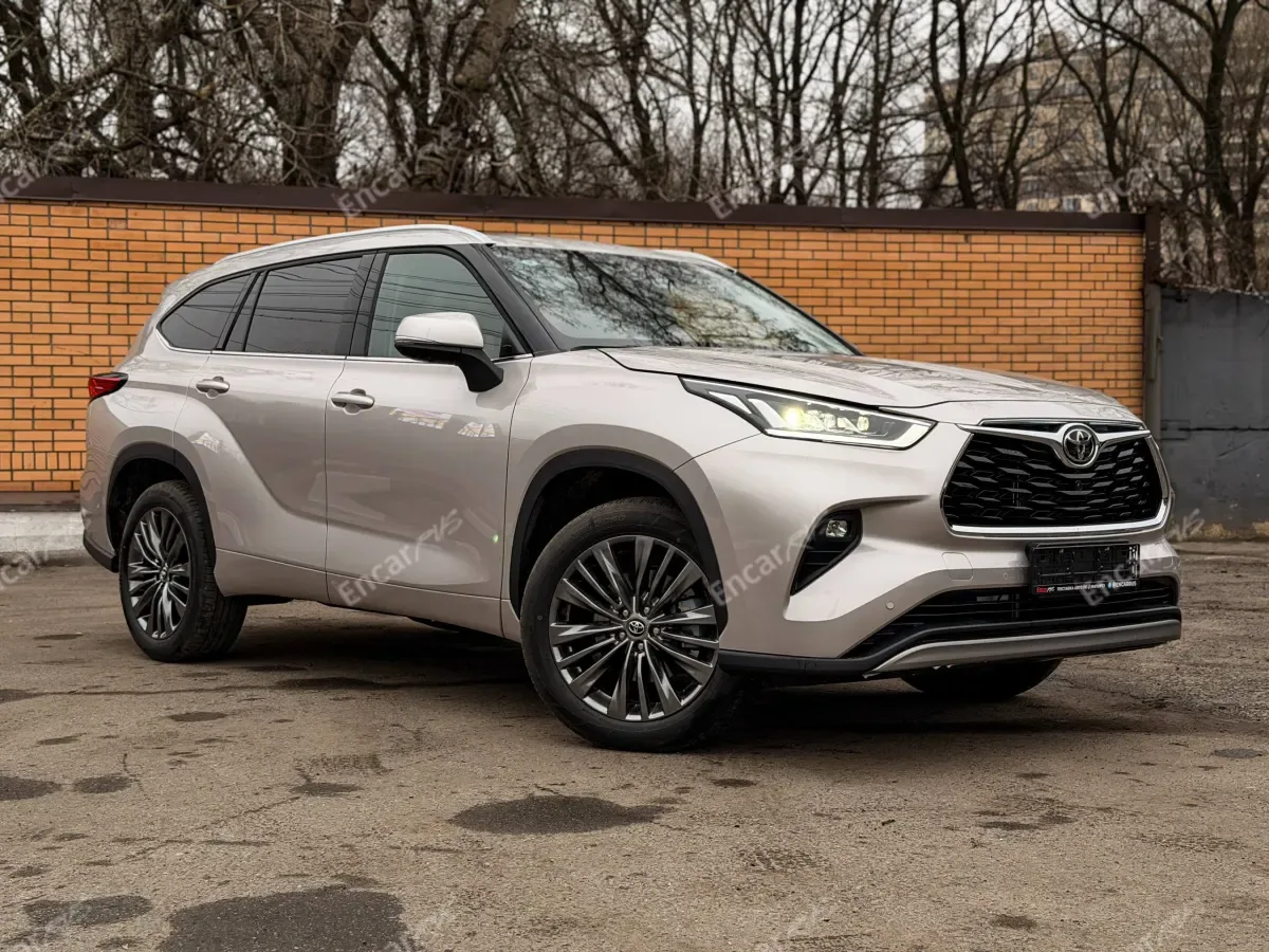 Toyota Highlander 2026 — передняя часть справа