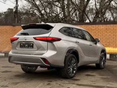 Toyota Highlander 2026 — задняя часть три четверти