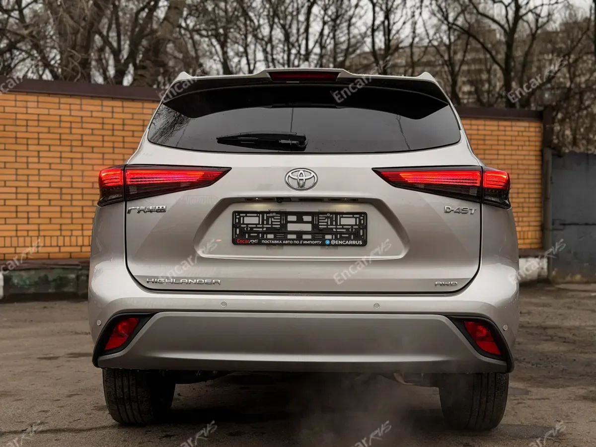 Toyota Highlander 2026 — вид сзади
