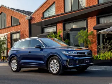 Volkswagen Touareg 2025 у дома — вид три четверти
