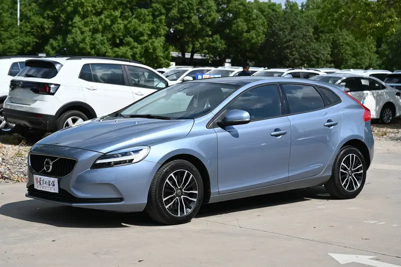 Volvo V40 2018, фото 1