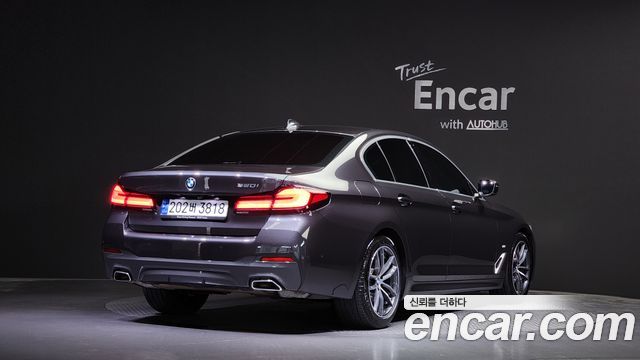 BMW 5-Series G30 520i M Sport - фото 1