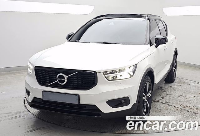 Volvo XC40 B4 R-Design - фото 0