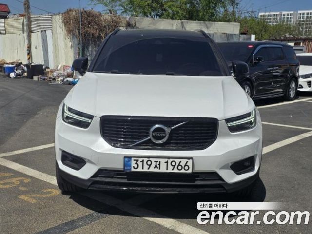 Volvo XC40 B4 R-Design - фото 0