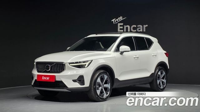 Volvo XC40 B4 Ultra Bright - фото 0