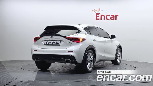 Infiniti Q30 2.0 Essential - фото 1