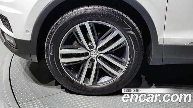 Volkswagen Tiguan 2.0 TDI Prestige - фото 4