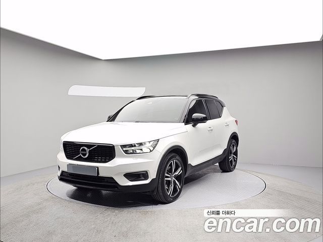 Volvo XC40 T4 R-Design - фото 0