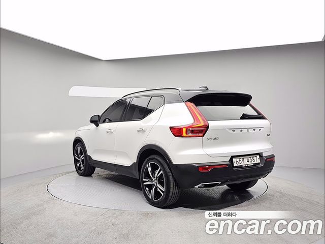 Volvo XC40 T4 R-Design - фото 1