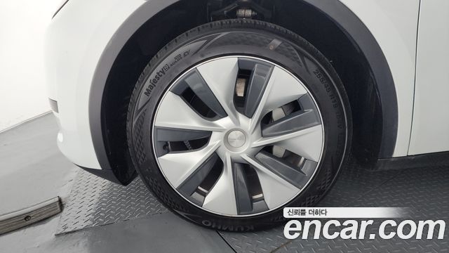 Tesla Model Y RWD - фото 4